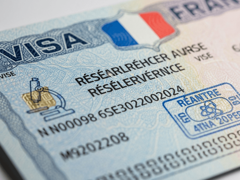 Student VISA France - Europe
เจ้าหน้าที่ PWK ตรวจเอกสารวีซ่านักเรียนฝรั่งเศส